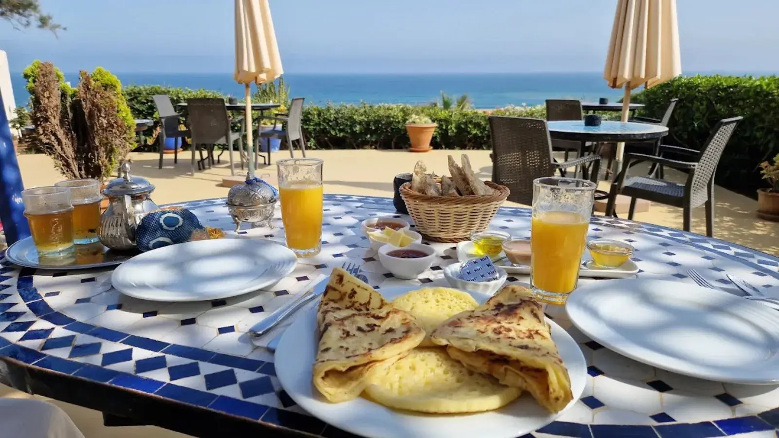 le petit déjeuner marocain, face à l’océan