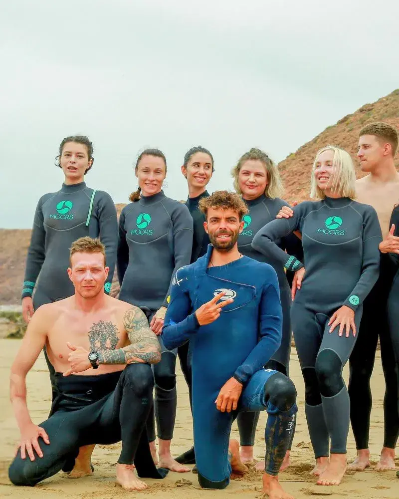 la petite bande de surfeurs, sur la plage