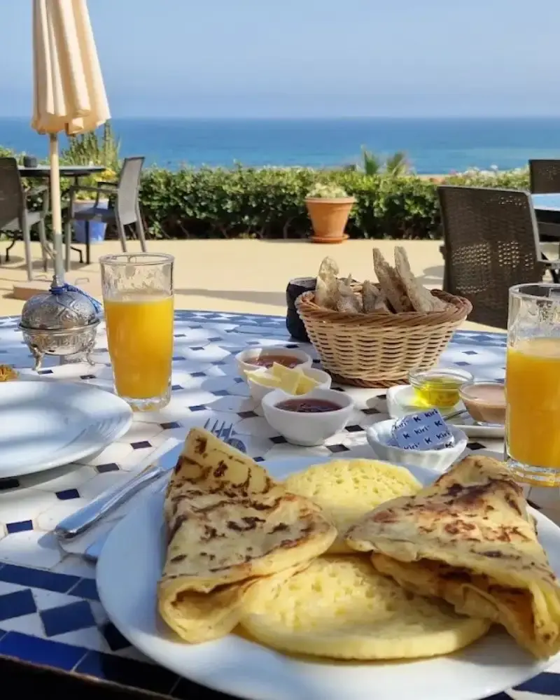 le dîner sur la terrasse, au coucher du soleil