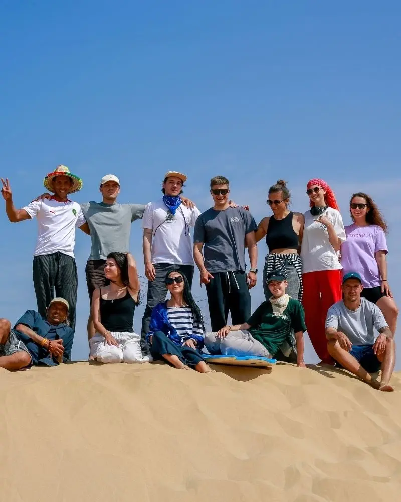 le groupe au sommet de la dune, dans le désert