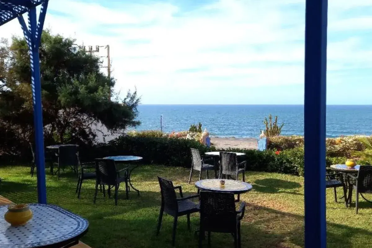 les tables du jardin, face à l’océan