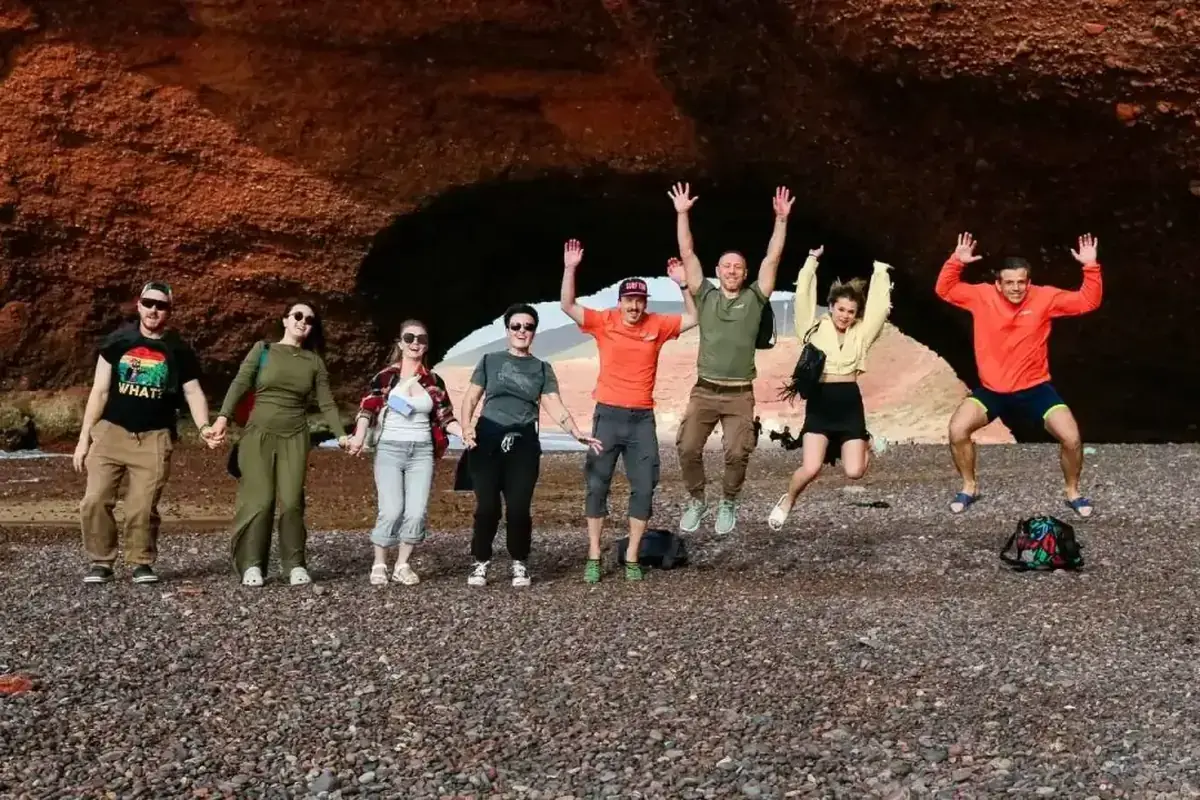 sous les arches rouges de Legzira, en excursion