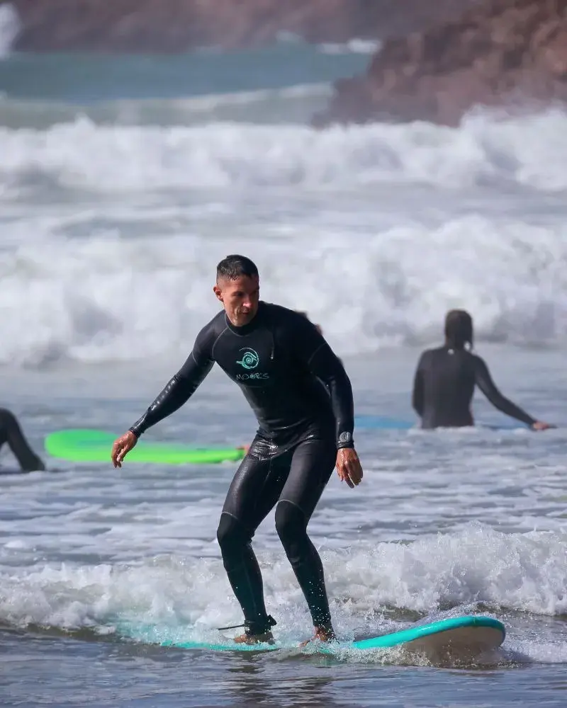 Surfcamp à Mirleft — la table commune au troisième matin, lumière chaude avant le petit-déjeuner.