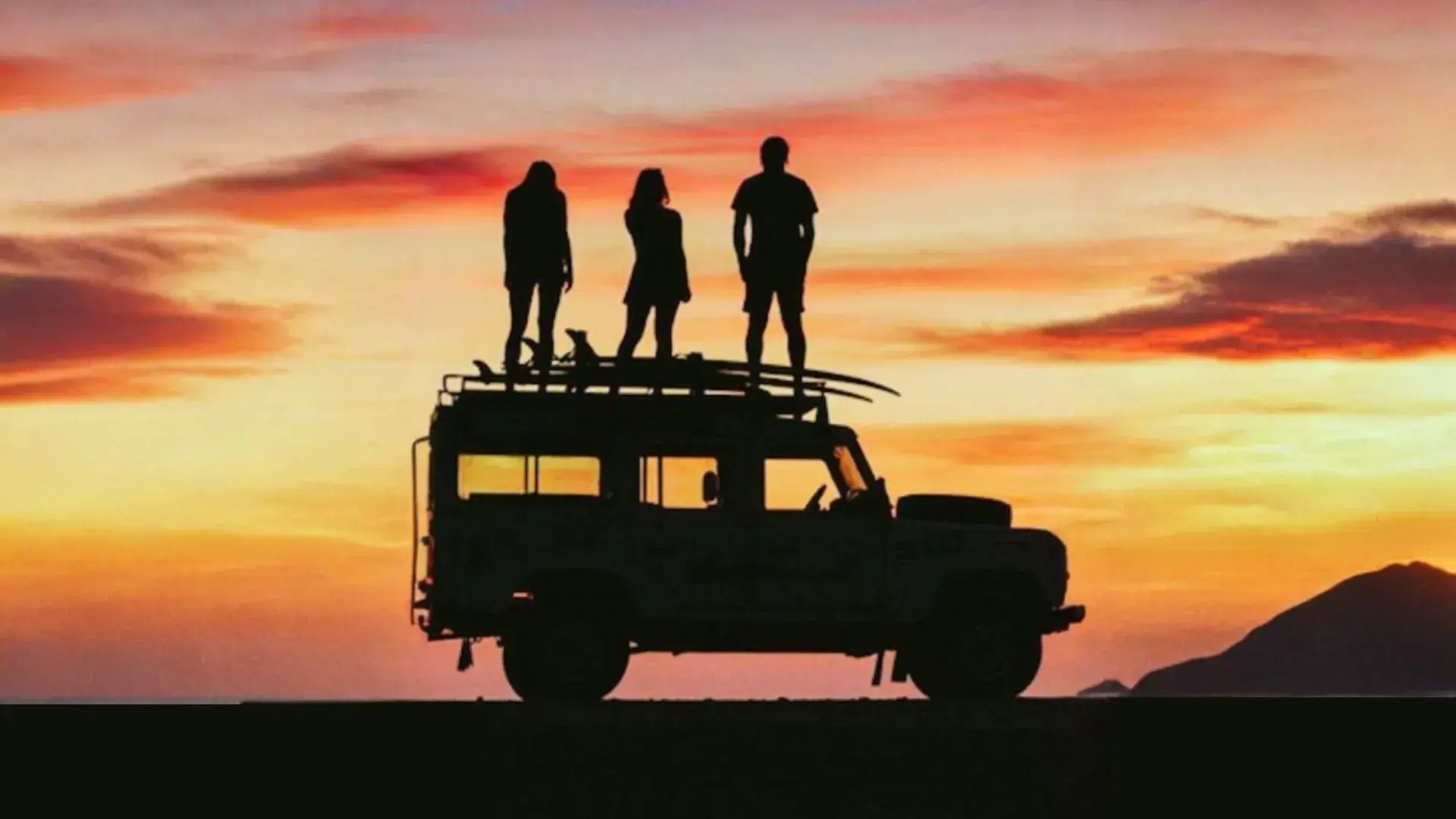les planches sur le toit du 4×4, prêtes pour le sud