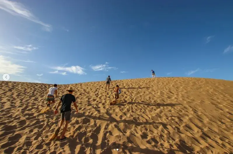 la montée de la dune, planche à la main